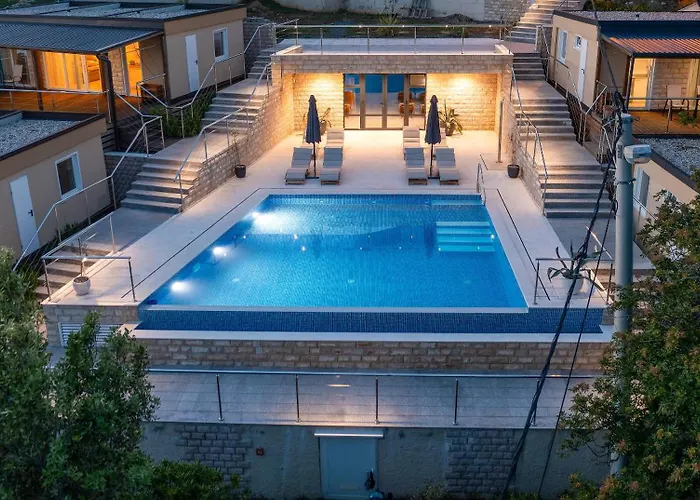 Boora Glamp Experience & Heated Infinity Pool