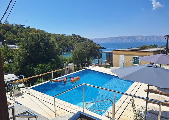 Boora Glamp Experience & Heated Infinity Pool
